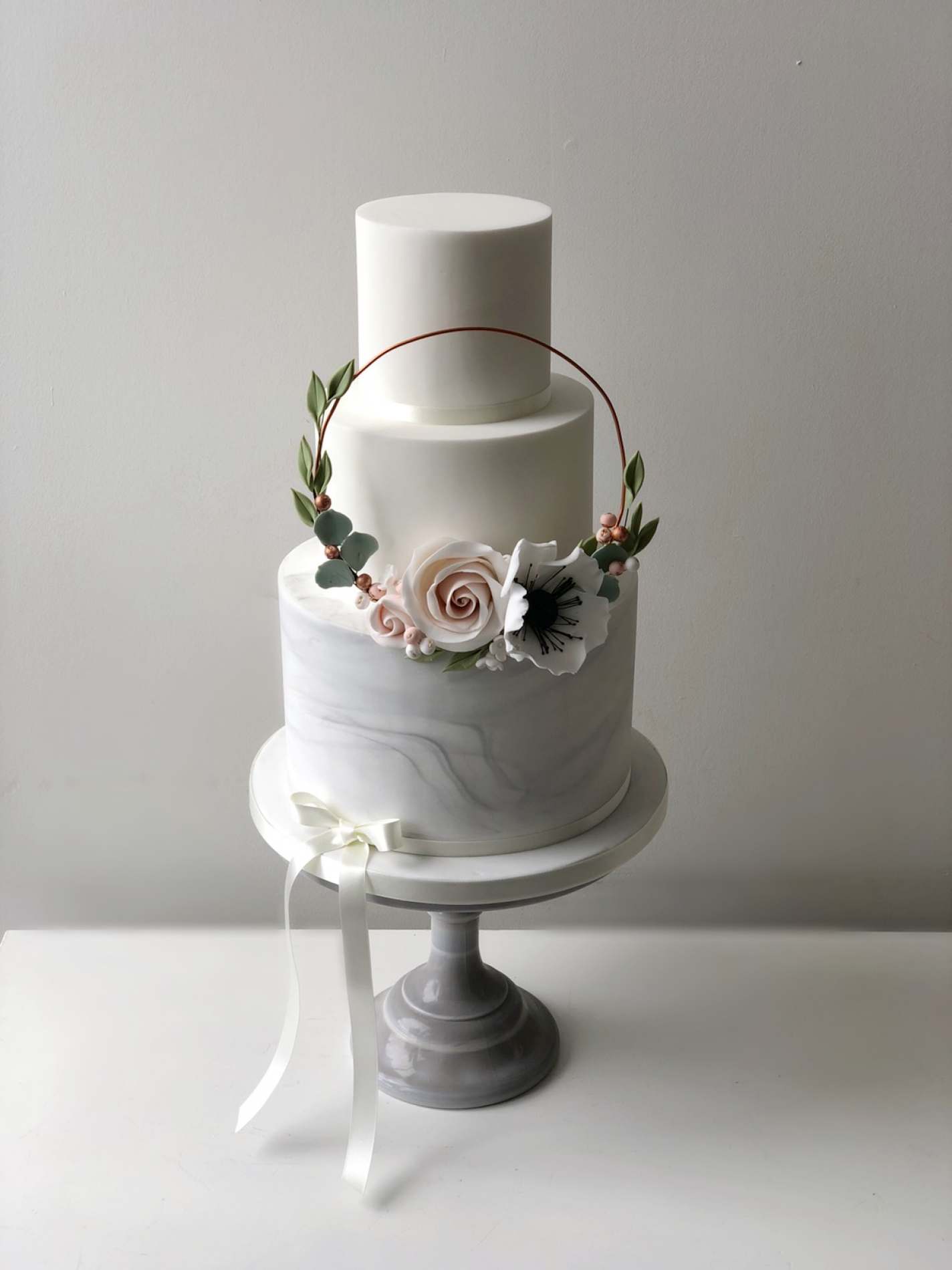 Floral Hoop Wedding Cake | Wedding Cake Setup, Wedding Cake Circle