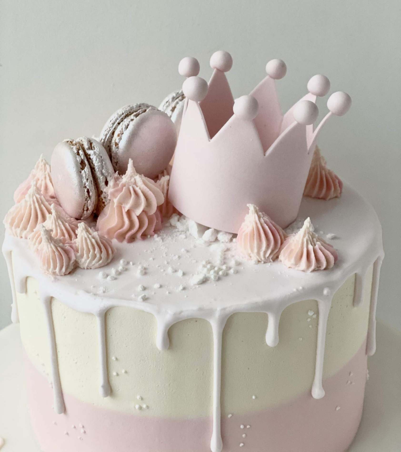 pink-crown-drip-cake-birthdays